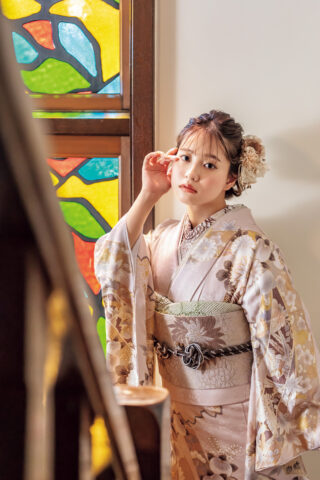 ステンドグラスと振袖